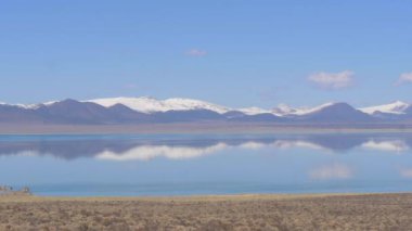 Doğu Sierra Nevada 'daki Mono Gölü
