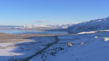 Mono Gölü üzerindeki hava manzarası - Mono County 'de tuzlu soda gölü