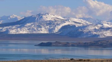 Doğu Sierra Nevada 'daki Mono Gölü