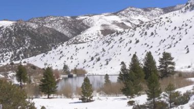 Sierra Nevada 'da karla kaplı dağlarda güzel bir gölet.