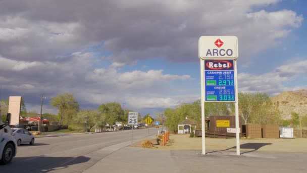 Benzinkút Beatty faluban Nevadában - BEATTY, USA - MÁRCIUS 29, 2019 — Stock videók