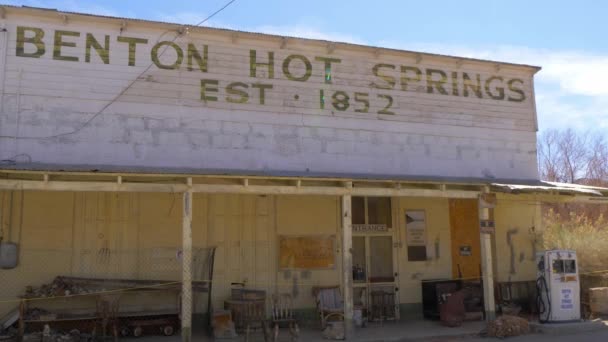 Historické město duchů Benton v Sierra Nevada - BENTON, USA - MARCH 29, 2019 — Stock video