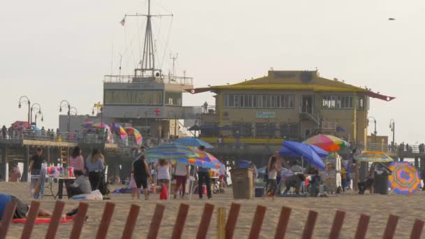 Praia de Santa Monica é um lugar popular na cidade - LOS ANGELES, EUA - 29 de março de 2019 — Vídeo de Stock