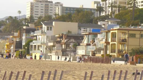 Santa Monica plajında küçük evler-Los Angeles, ABD-29 Mart 2019 — Stok video