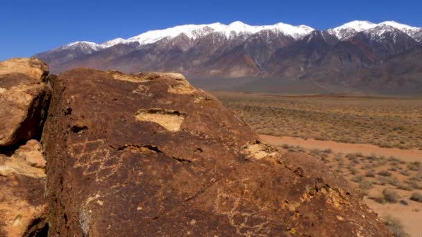 Forntida petroglyfer i Kalfantdalen i östra Sierra — Stockvideo