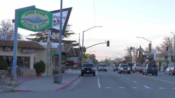 2019年3月29日美国加州Lone Pine-LONE PINE村典型的街道景观 — 图库视频影像