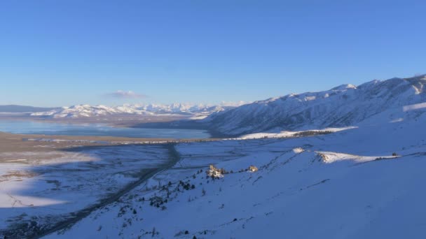 Uitzicht vanuit de lucht op Mono Lake - een zoute frisdrank meer in Mono County — Stockvideo