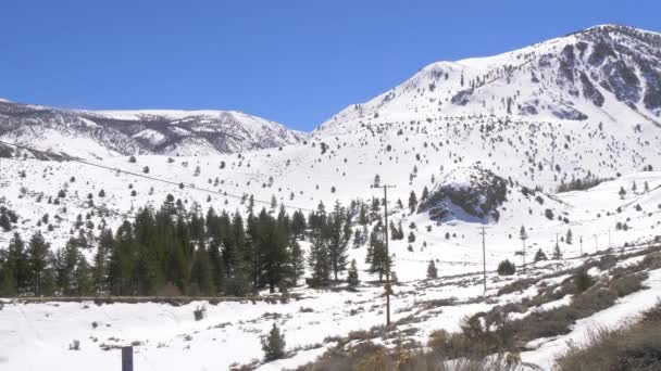 Sierra Nevada ze śnieżnymi górami w zimowy dzień — Wideo stockowe