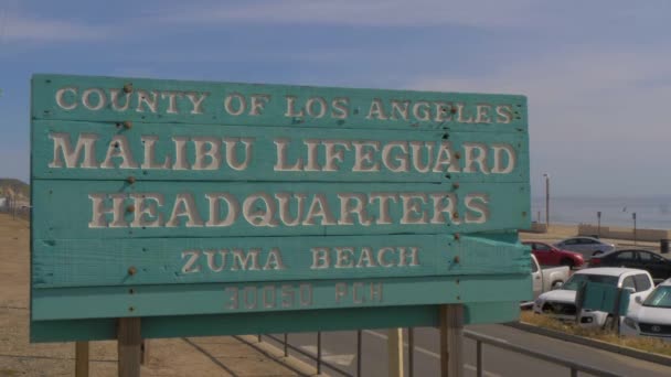 Malibu livräddare huvudkontor vid Zuma Beach - MALIBU, USA - 29 mars 2019 — Stockvideo