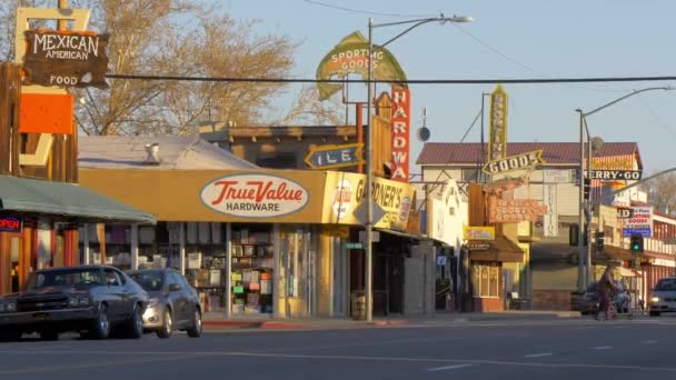 Huvudgatan i den historiska byn Lone Pine - LONE PINE CA, USA - 29 mars 2019 — Stockvideo