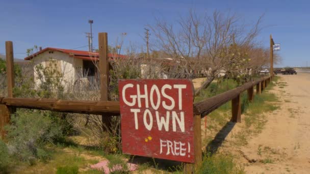 Typisk spökstad i Kalifornien - MOJAVE CA, USA - 29 mars 2019 — Stockvideo