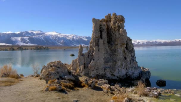 Туфа - вежі з вапняку на озері Моно. — стокове відео