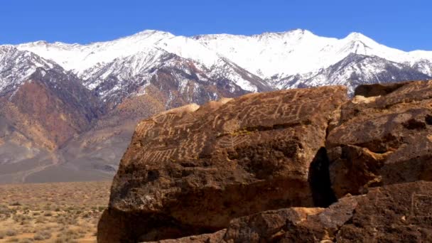 Antiguos petroglifos en el valle de Chalfant en la Sierra Oriental — Vídeos de Stock