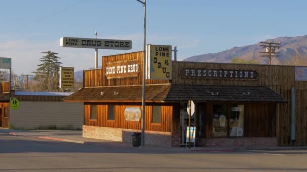 Lékárna v historické vesnici Lone Pine - LONE PINE CA, USA - MARCH 29, 2019 — Stock video