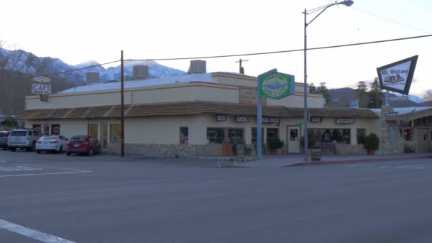 Vista típica de la calle en el pueblo histórico de Lone Pine - LONE PINE CA, Estados Unidos - 29 de MARZO de 2019 — Vídeos de Stock