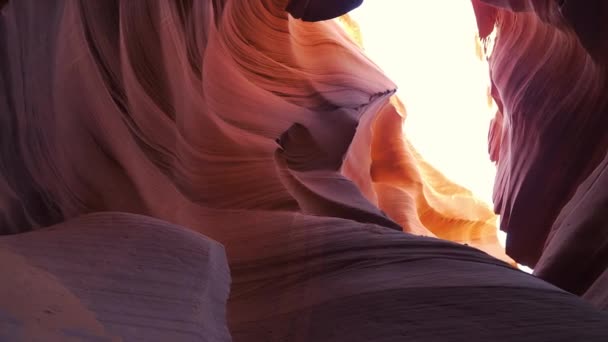 Formaciones curvas de arenisca en Antelope Canyon — Vídeos de Stock