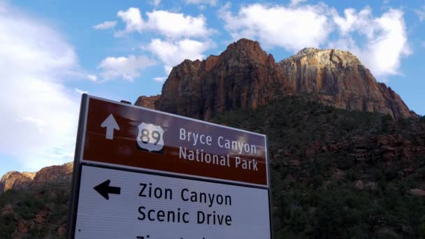 Signo de direção para Bryce Canyon e Zion Canyon - UTAH, EUA - 20 de março de 2019 — Vídeo de Stock