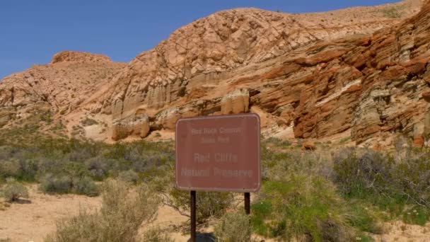 Kaliforniya 'daki Red Rock Kanyonu - MOJAVE CA, ABD - 29 Mart 2019 — Stok video