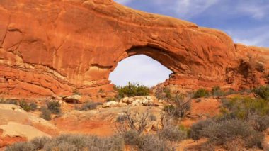 Arches Ulusal Parkı 'ndaki kayalıklardaki delikler.