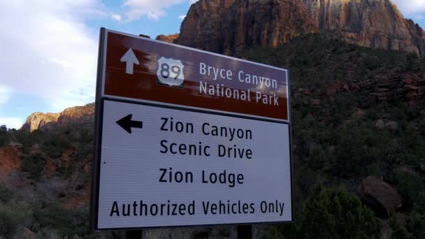 Signo de direção para Bryce Canyon e Zion Canyon - UTAH, EUA - 20 de março de 2019 — Vídeo de Stock
