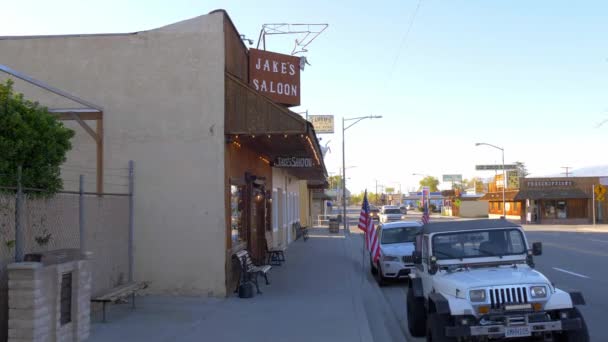 Jakes Western Saloon in het historische dorp Lone Pine - LONE PINE CA, USA - 29 maart 2019 — Stockvideo