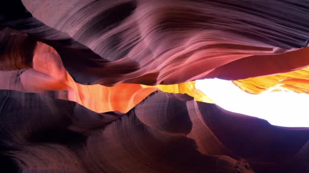 Antelope Canyon - καταπληκτικά χρώματα των βράχων ψαμμίτη — Αρχείο Βίντεο