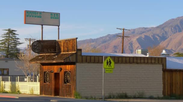 Διπλό μπαρ στο ιστορικό χωριό Lone Pine - LONE PINE CA, USA - March 29, 2019 — Αρχείο Βίντεο