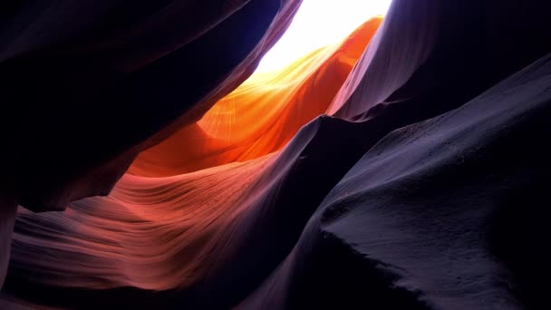 Antelope Canyon - verbazingwekkende kleuren van de zandstenen rotsen — Stockvideo