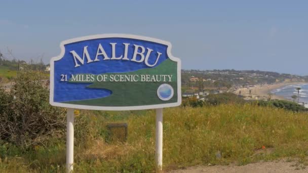 Welkom bij Malibu bord op de PCH - MALIBU, USA - 29 maart 2019 — Stockvideo