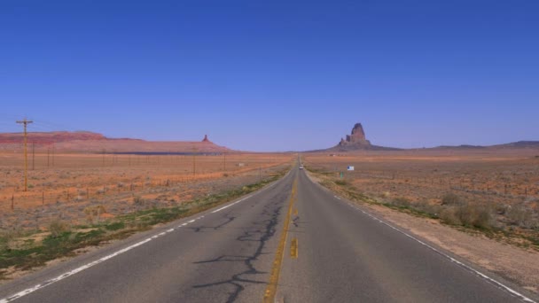 Ändlös väg till Monument Valley i Utah - UTAH, USA - 20 mars 2019 — Stockvideo