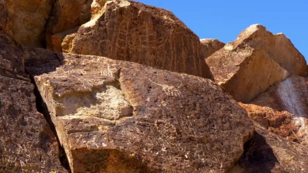 Spektakulära Native American Petroglyohs i Chalfant Valley — Stockvideo