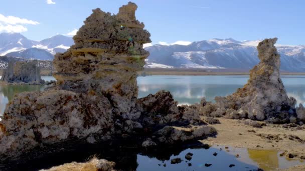 Mono County 'deki Mono Gölü' nde inanılmaz kireç taşı sütunları. — Stok video