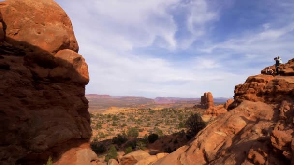 Monumento Poplular en Utah - El Parque Nacional Arches - UTAH, USA - 20 DE MARZO DE 2019 — Vídeos de Stock