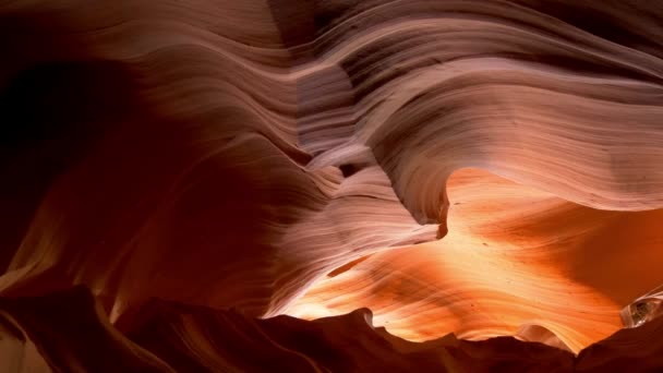 Fantastiska sandstensstrukturer i övre Antelope Canyon — Stockvideo
