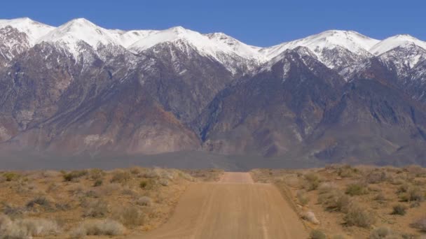 穿过内华达山脉的未铺面公路 — 图库视频影像
