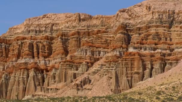 Malerische Klippen und Ausläufer der Wüste im Red Rock Canyon State Park — Stockvideo