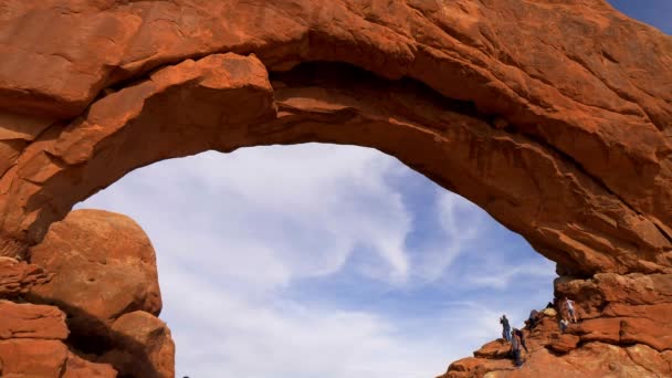 Odwiedzający wspinający się na łuk w Parku Narodowym Arches - UTAH, USA - 20 marca 2019 — Wideo stockowe