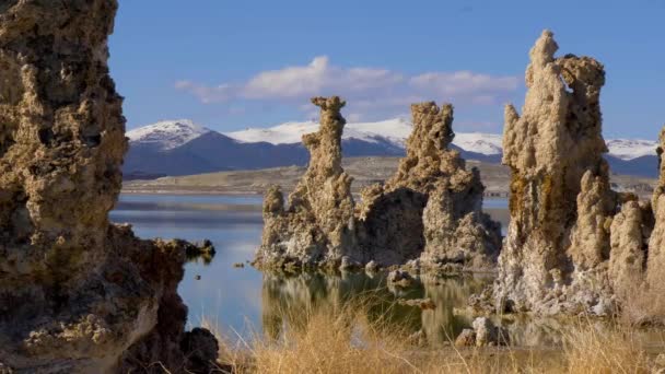 모 로 호수에 석회암 기둥들이 우뚝 솟아 있는 투 파 — 비디오