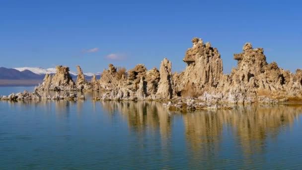 Torres de toba columnas de piedra caliza en el lago Mono — Vídeos de Stock