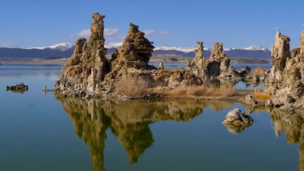 Increíbles columnas de piedra caliza en el lago Mono en el condado de Mono — Vídeo de stock