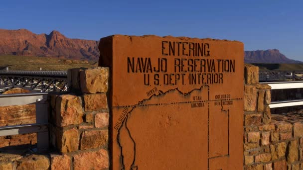 Entrando Navajo Reserva em Utah - UTAH, USA - MARÇO 20, 2019 — Vídeo de Stock