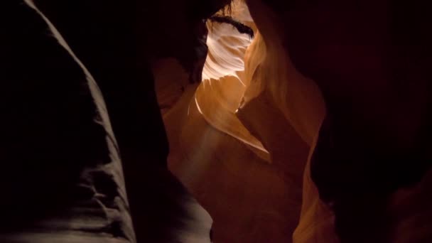 Знамениті сонячні промені у каньйоні Верхня Антілопа в Арізоні. — стокове відео