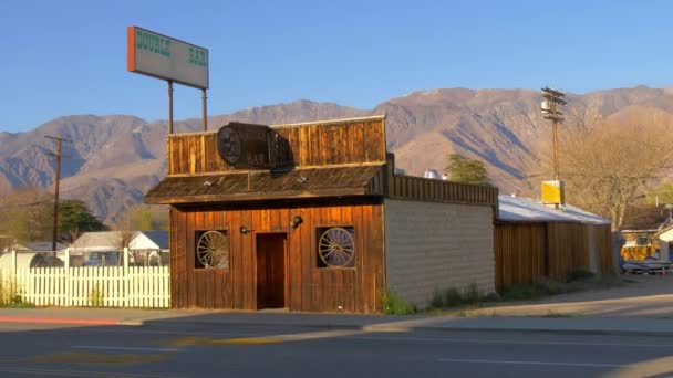 Wild West Bar v historické vesnici Lone Pine - LONE PINE CA, USA - MARCH 29, 2019 — Stock video