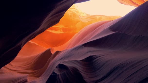 Formaciones curvas de arenisca en Antelope Canyon — Vídeos de Stock