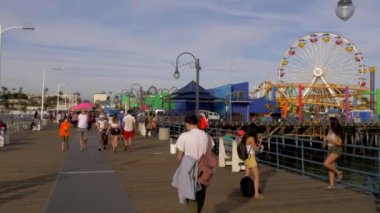 Los Angeles 'taki ünlü Santa Monica İskelesi - LOS ANGELES, ABD - 29 Mart 2019