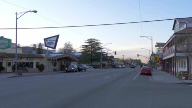 Tarihsel Lone Pine köyünün tipik sokak manzarası - Lone PINE CA, ABD - 29 Mart 2019