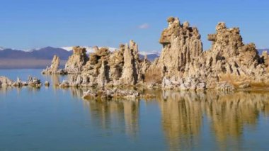 Mono Gölü 'ndeki Tufa kuleleri kireçtaşı sütunları