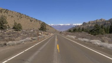 Sierra Nevada dağlarında manzaralı bir yol