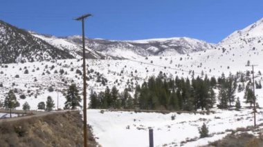 Sierra Nevada kışın karlı dağlarıyla