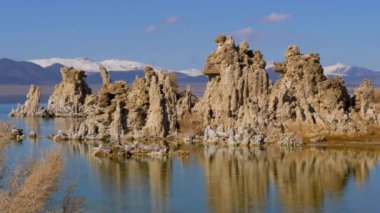 Mono County 'deki Mono Gölü' nde inanılmaz kireç taşı sütunları.